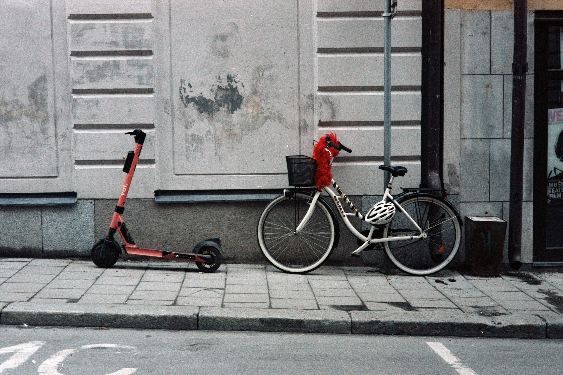 trottinette et vélo dans une rue