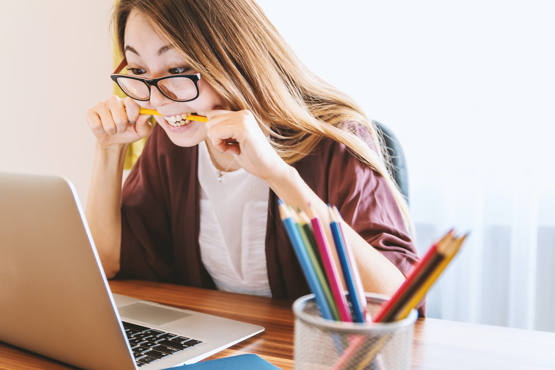Employé stressée au travail