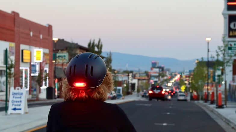cycliste en ville avec casque de protection