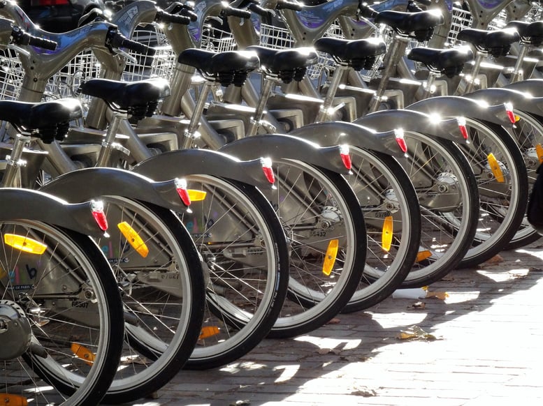 vélo vélibs alignés dans la rue