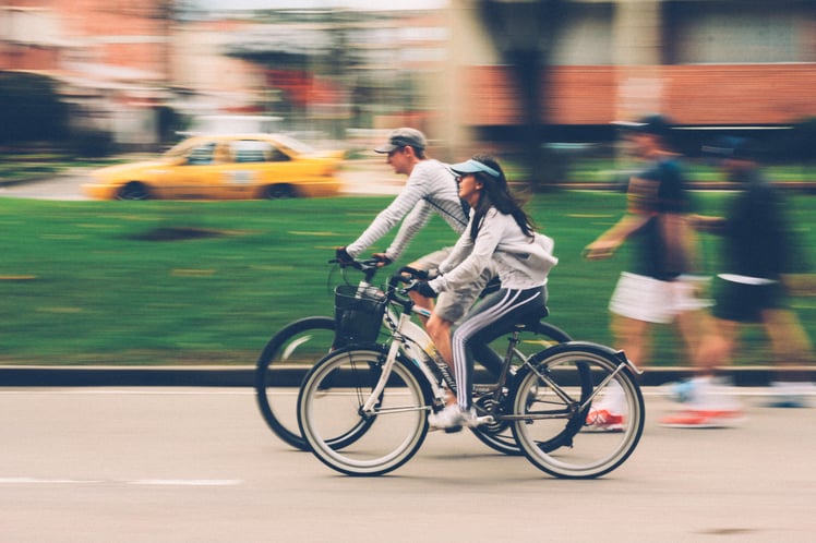 2 personnes qui font du vélo dans la ville 